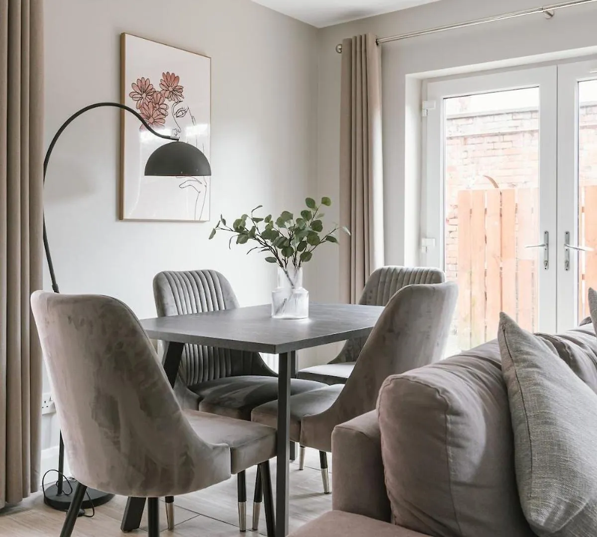 Luxurious 2 Bedroom City Centre Apartment Walking Distance To Everything Sleeps 6 Belfast 0*,