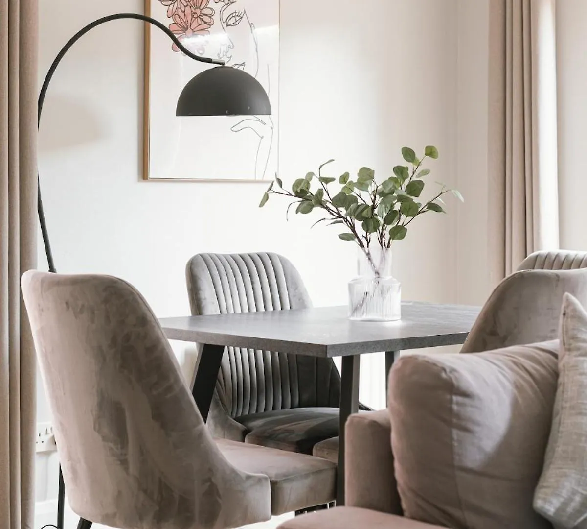 Luxurious 2 Bedroom City Centre Apartment Walking Distance To Everything Sleeps 6 Belfast