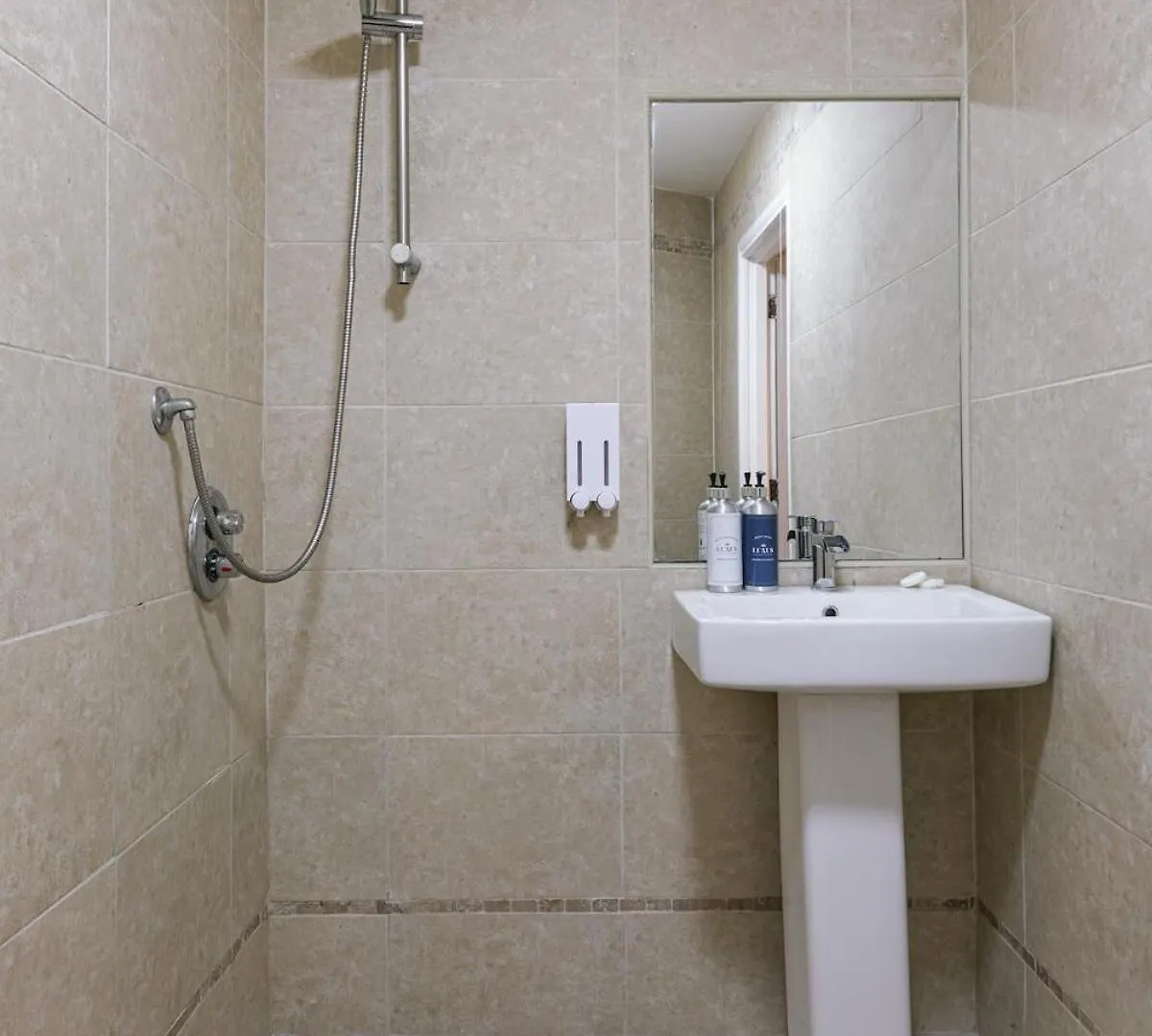 Luxurious 2 Bedroom City Centre Apartment Walking Distance To Everything Sleeps 6 Belfast